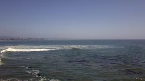 Ein-Einsamer-Surfer,-Ganz-Allein-Im-Großen,-Dunklen,-Unheimlich-Blauen-Ozean