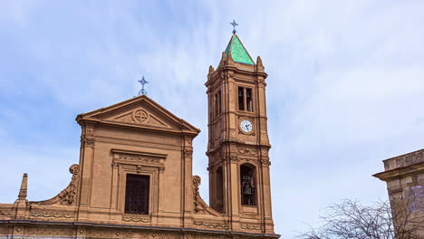 Statische-Ansicht-Eines-Kirchturms-In-Caccamo,-Einer-Wunderschönen-Stadt-In-Der-Provinz-Palermo,-Sizilien-Mit-Wolkenbewegung-Im-Zeitraffer
