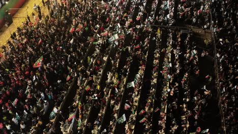 Karachi,-Pakistán---04-25-2022:-Miles-De-Simpatizantes-Se-Reúnen-Para-La-Manifestación-De-Protesta-Antigubernamental-Dirigida-Por-El-Suelo-De-Pakistán-Minar-e-pakistan