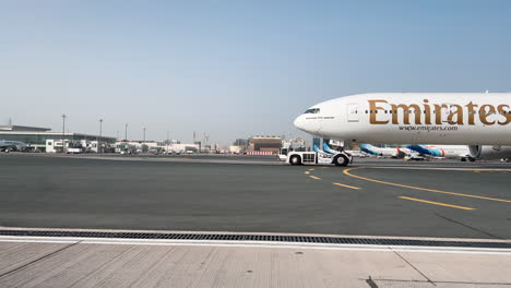 Großes-Langstreckenflugzeug,-Das-Am-Flughafen-Dubai-Von-Einem-Schlepper-Gezogen-Wird
