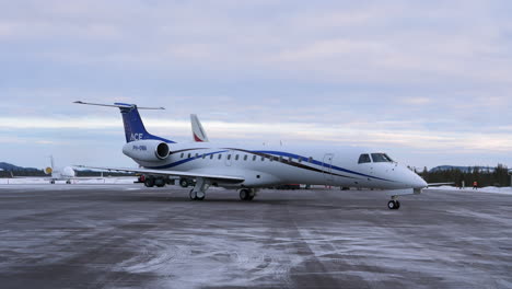 Passagierflugzeug-Auf-Der-Rampe-Am-Flughafen-Arvidsjaur-In-Schweden-–-Weitwinkelaufnahme