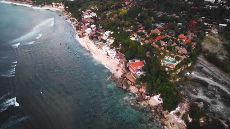 Hermosa-Playa-De-Bingin-Con-Casas-De-Acantilados-Exóticos-Y-Hotel-Ubicado-En-Bali,-Indonesia