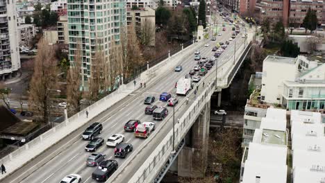 Convoy-De-Manifestantes-En-Tráfico-Pesado-En-El-Puente-Burrard-Durante-La-Protesta-Del-Convoy-De-Camioneros-2022-En-Vancouver