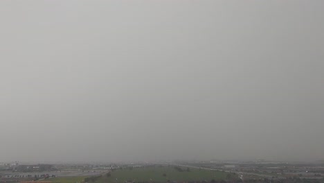 Dunkler-Regen-Und-Stürmische-Wolken-über-Dem-Stadtbild,-Statische-Zeitrafferansicht