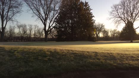 Golfplatzbunker-Am-Morgen-Mit-Goldener-Sonne,-Die-Bei-Ruhigem-Sonnenaufgang-Scheint