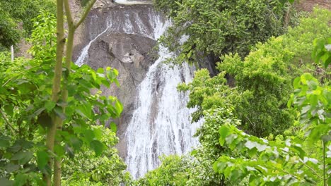 Wasserfall-Ist-Ein-Fluss-Oder-Ein-Anderes-Gewässer,-Das-Steil-über-Einen-Felsvorsprung-In-Ein-Darunter-Liegendes-Tauchbecken-Abfällt