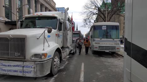 Parked-trucks-on-city-street