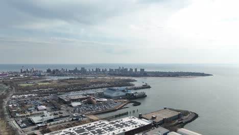 Eine-Erhöhte-Ansicht-über-Dem-Uferparkway-Und-Einer-Neuen-Hochhausbaustelle-In-Brooklyn,-Ny