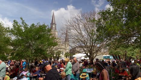 Menschenmenge-Betet-Auf-Dem-Jackson-Square-Während-Des-French-Quarter-Fest-In-New-Orleans