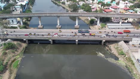 Luftaufnahmen-Des-Flusses-Cooum,-Der-Durch-Die-Stadt-Chennai-Fließt