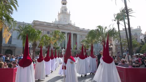 Los-Penitentes-Marchan-Durante-Una-Procesión-Mientras-Celebran-La-Semana-Santa-En-Cádiz,-España.