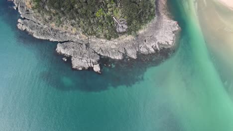 Luftaufnahme-Der-Felswand-An-Der-Flussmündung-Im-Norden-Neuseelands