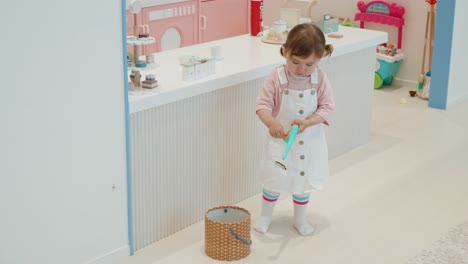 2-jähriges-Kleines-Mädchen,-Das-Im-Kindercafé-Spielt-Und-Angelrutenspielzeug-Einholt
