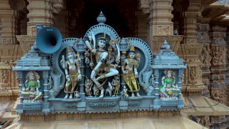Filmische-Ansicht-Der-Außenseite-Des-Somnath-Tempels,-Wo-Sich-Alle-Götzenbilder-Von-Göttern-Und-Göttinnen-Befinden