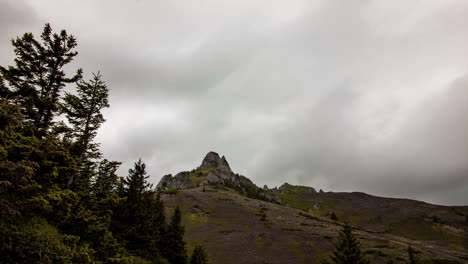 Zeitraffer-Mit-Wunderschönen-Bergformationen-In-Den-Ciucas-Bergen
