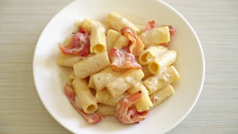 Espaguetis-Rigatoni-Caseros-Con-Salsa-Blanca-Y-Tocino---Estilo-De-Comida-Italiana