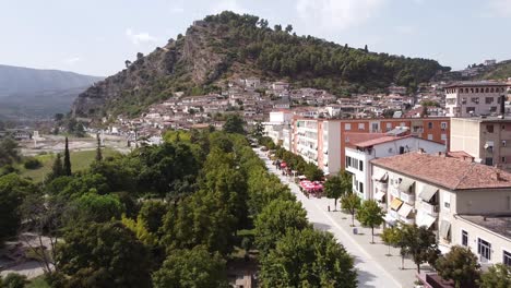 Vista-Aérea-De-Berat,-Albania---Paisaje-Urbano-Del-Sitio-Del-Patrimonio-Mundial-De-La-Unesco