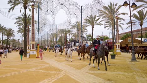 An-Einem-Sonnigen-Frühlingstag-In-Südspanien-Reiten-Menschen-Durch-Die-Pferdemesse-Von-Jerez
