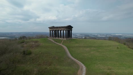 Filmische,-Rotierende-Luftaufnahme-Des-Penshaw-Denkmals-Mit-Rasenfläche-Und-Treppen-Im-Vordergrund