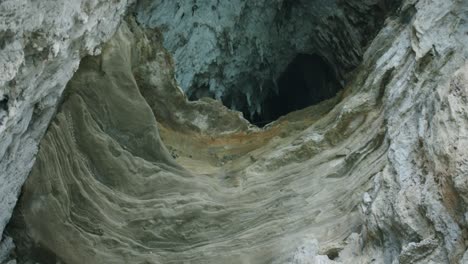 Detailaufnahme-Der-Weißen-Grotte-In-Capri,-Italien,-Während-Einer-Bootstour-Um-Die-Insel