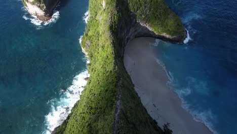 Aerial-View-Of-Mountain-Path-On-Top-Of-Cliffs-Beside-Kelingking-Beach