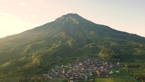 Vista-Panorámica-De-Un-Pueblo-En-La-Meseta-De-Dieng-Con-El-Monte-Sindoro-En-La-Región-De-Wonosobo-En-El-Centro-De-Java-Indonesia