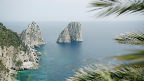 Wunderschöne-Aussicht-Auf-Die-Faraglioni-In-Capri-An-Einem-Windigen-Morgen-Im-Frühling