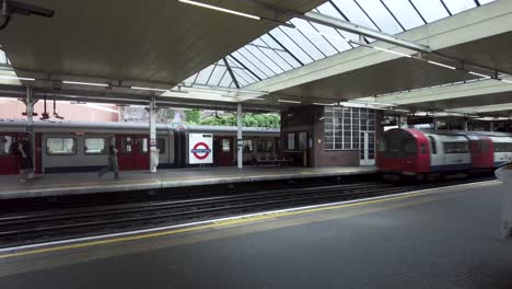 Waggons-Eines-Vorbeifahrenden-Zuges,-Der-Vom-Bahnhof-Finchley-Road-Entlang-Der-Jubilee-Eisenbahnlinie-Im-Norden-Londons,-England,-Großbritannien,-Abfährt