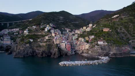 Luftaufnahme-Des-Dorfes-Riomaggiore,-Cinque-Terre,-Italien