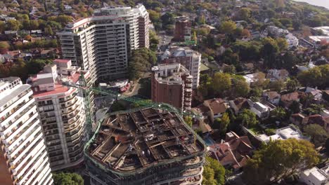 Trabajo-En-Progreso-En-El-Sitio-De-Construcción-Con-Grúa-En-La-Parte-Superior-Del-Edificio-En-Buenos-Aires-En-Argentina,-Paisaje-Urbano-En-Segundo-Plano