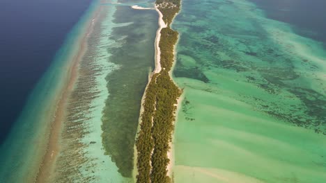 Panorama-Der-Grünen-Inseln-Im-Maledivischen-Archipel-Inmitten-Von-Blauem-Wasser-Und-Riffen