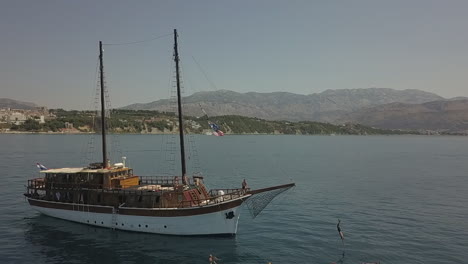 Slow-motion:-Tourist-dives-off-bowsprit-of-Croatian-tour-ship-into-sea