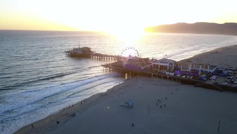 Sonnenuntergang,-Riesenrad-Vergnügungspark,-Fantastische-Luftaufnahme,-Flugpanorama-Übersicht,-Drohnenaufnahmen-Am-La-Santa-Monica-Pier,-Kalifornien,-USA-2018