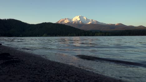 Mt.-Shasta-Blick-Vom-Lake-Siskiyou-Bei-Sonnenuntergang