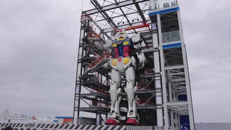 Réplica-Robótica-De-La-Enorme-Estatua-De-Gundam-En-El-área-De-La-Bahía-De-Yokohama