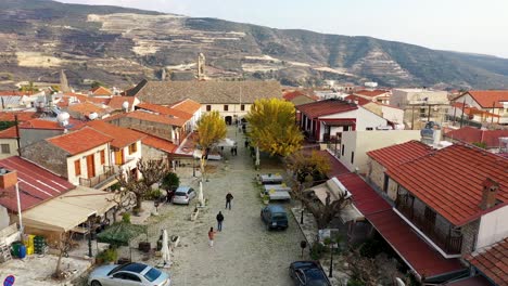 Aufnahme-Des-Dorfeingangs-Von-Omodos,-Berglandschaft-Im-Hintergrund,-Stadt-Limassol,-Zypern