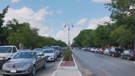 Timelapse-of-the-main-boulevard-in-Merida-Mexico