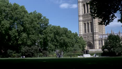 Victoria-Tower-Gardens-with-Tower-of-Palace-of-Westminster-in-Background,-London