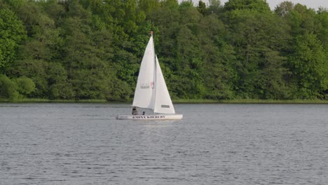Omega-Yacht-Segelt-Auf-Dem-Kolbudy-See-Landschaftspark-In-Der-Woiwodschaft-Pommern