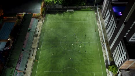 Luftaufnahme-Eines-Fußballfeldes-Mitten-In-Einem-Freundschaftsspiel