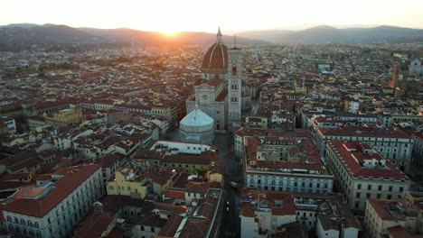Atemberaubender-Sonnenaufgang-Hinter-Der-Historischen-Kathedrale-Von-Florenz