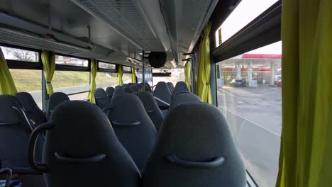 An-Einem-Sonnigen-Frühlingsmorgen-Mit-Einem-Leeren-Bus-Des-öffentlichen-Nahverkehrs-Durch-Die-Stadt-Fahren