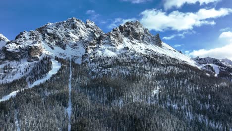 Drohnenweite-Luftaufnahme-Von-Bergen-Mit-Schnee-Im-Winter,-Dolomitengebiet-Im-Nordosten-Italiens