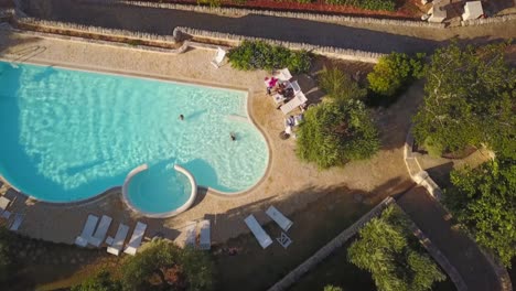 Eine-Drohne-Zeigt-Im-Sommer-Ein-Touristenschwimmbad-In-Italien-Auf-Dem-Land
