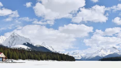 Maligne-Lake-In-Jasper,-Alberta,-Kanada