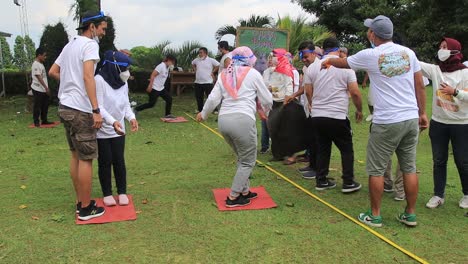 Gruppe-Von-Menschen,-Die-Gemeinsam-Auf-Dem-Spielplatz-Spielen,-Salatiga,-Indonesien,-11.-Dezember-2021