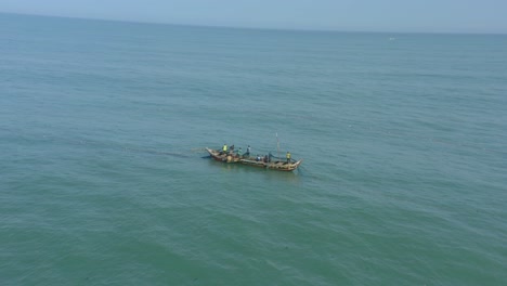 Fischer-Auf-See-Werfen-Netze-In-Ghana-Aus