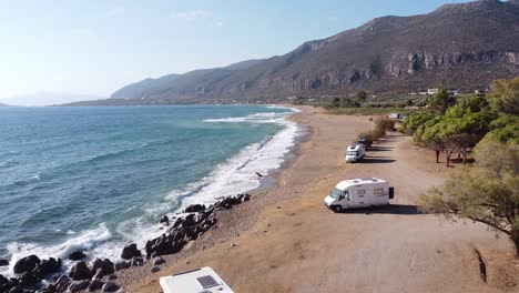 Camping-Para-Autocaravanas-En-La-Playa-Del-Peloponeso,-Grecia---Antena