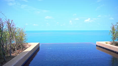 The-infinity-edge-pool-leads-to-a-view-of-the-ocean-horizon