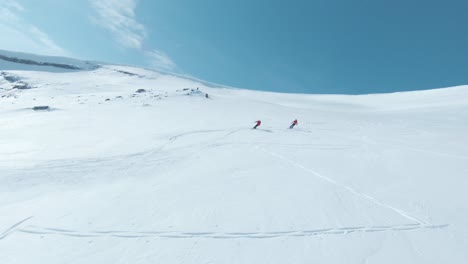 Esquí-Alpino-Extremo-En-El-Majestuoso-Paisaje-De-Svalbard,-Vista-De-Cámara-Lenta-Fpv
